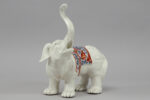 Eléphant à la trompe levée en porcelaine de Samson