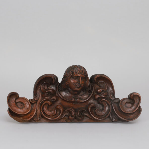 Dessus de porte en bois sculpté